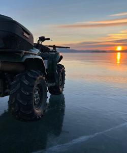 На квадроциклах по льду Байкала