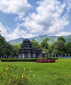 Храм Махадевы в Тамбди Сурла