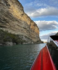 Катание на катере по Сулакскому каньону