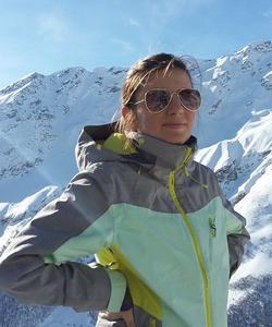 туристка в горах Кавказа