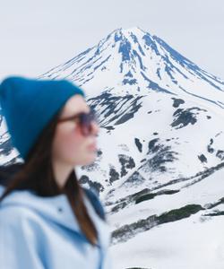 туристка на фоне вулканов Камчатка