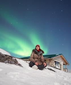 девушка и северное сияние