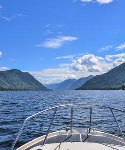 Прогулка на лодке на Алтае