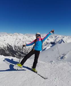 туристка на горных лыжах