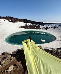 Кратерное озеро вулкана Горелый на Камчатке