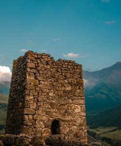 Старинная башня Осетии