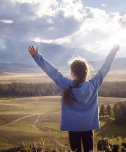 девушка в горах