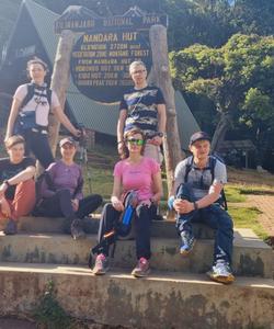 туристы в парке Килиманджаро