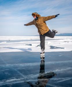 Катание на коньках по льду Байкала