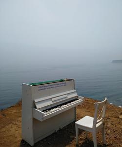 пианино на острове Русский