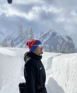 турист в горах Красной Поляны 