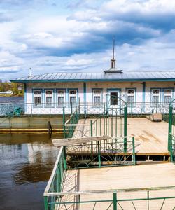 Дебаркадер (понтон) в городе Плёс
