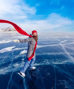 Катание по льду Байкала на коньках