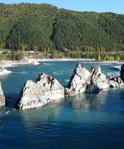 Скалы Зубы дракона на Катуни