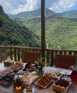 Завтрак с видом на горы