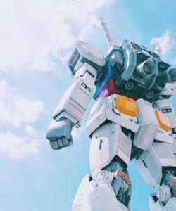 Статуя Gundam на площади Токио