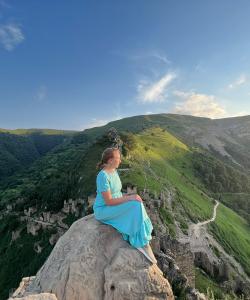 Турист в горах Дагестана