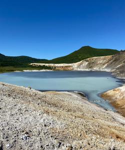 Озеро вулкана Головнина