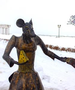  Скульптура «Мышиная королева» в городе Мышкин