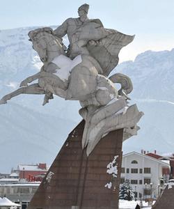 Памятник Иссе Плиеву во Владикавказе