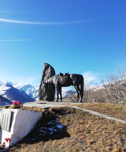 Памятник воинам-куртатинцам