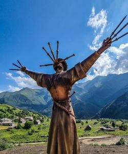 Арт-объект Танец с кинжалами, Осетия