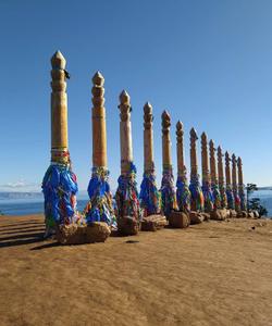 13 столбов Сэргэ на острове Ольхон