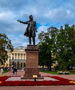 Памятник Пушкину на площади Искусств