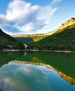 Мангупское озеро в Крыму