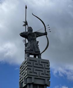 Памятник Хонгор Алый Лев, Элиста