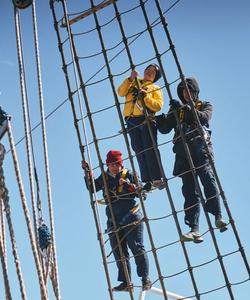 Подъем на мачту парусника Мир