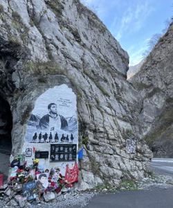 Кармадонское ущелье, памятник Сергею Бодрову