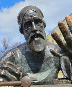 Скульптура «Ювелир-кустарь» в Костроме