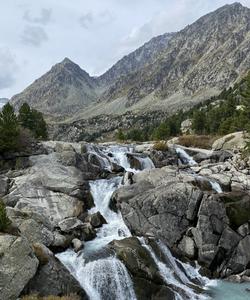 Каскад водопадов, ведущих к озеру Дарашколь