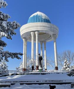 Памятник Алишеру Навои в Ташкенте