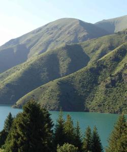 Горное озеро в Киргизии