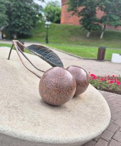 Скульптура "Владимирская вишня"