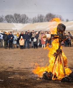 Сжигание чучела Масленицы