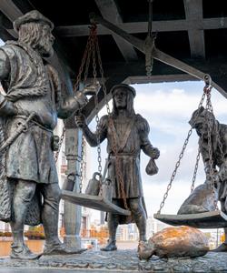 Городские весы на площади Свободы в Минске