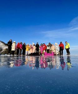 Туристы на льду Байкала