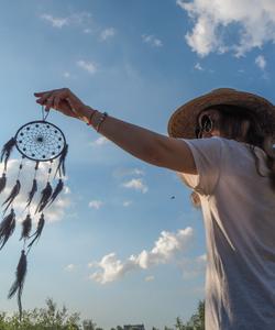 девушка держит ловец снов