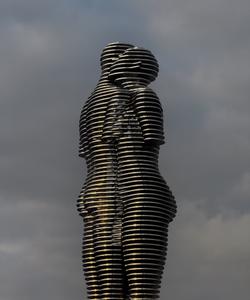 Кинетическая скульптура «Али и Нино»