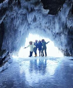 Ледяная пещера или грот на Байкале