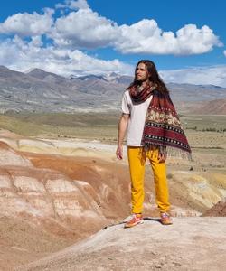 мужчина на фоне Кызыл-Чина