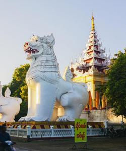 Статуи мифических львов-чинте в Мандалае