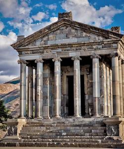 Языческий храм Гарни в Армении