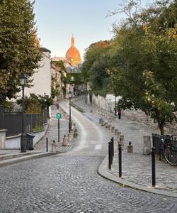 Улица на Монмартре в Париже