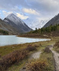 Аккемское озеро с видом на гору Белуха на Алтае