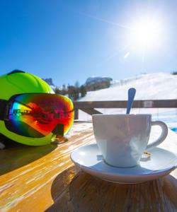 Кофе капучино в кафе на горнолыжном курорте
