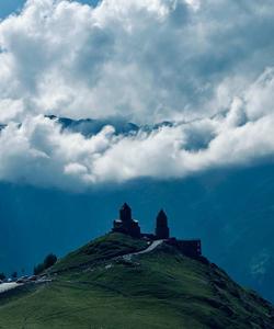 высокогорная церковь в Грузии
